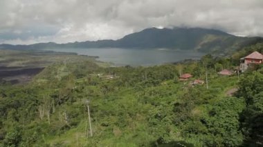 Volkan Batur panorama manzara Kintamani. Peyzaj stüdyo ile kış yağmur mevsimi, bulutlu gün ormanda. Bali Endonezya