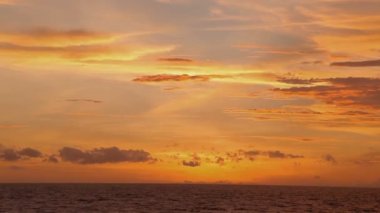 Farklı şekiller bulutlu gün batımı. Bali Endonezya Hint Okyanusu.