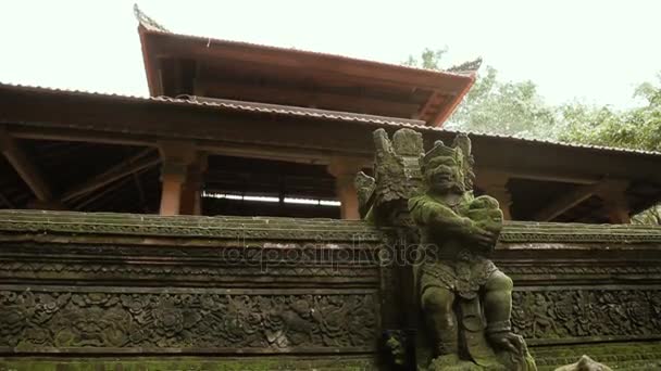신화 동물의 동상입니다. 원숭이 숲에서 이끼 낀 조각입니다. 우 붓, 발리, 인도네시아. — 비디오