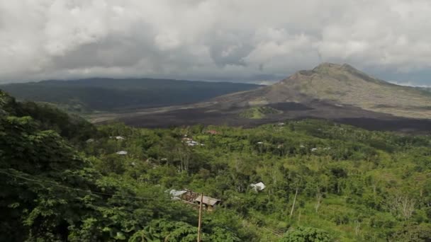 Vulkán Batur panoráma kilátás a Kintamani. Vulkán tájkép erdővel, téli esős évszak felhős nap. Bali Indonézia — Stock videók