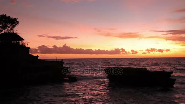 Solnedgång vid Tanah Lot temple. Bali island Indonesien. — Stockvideo