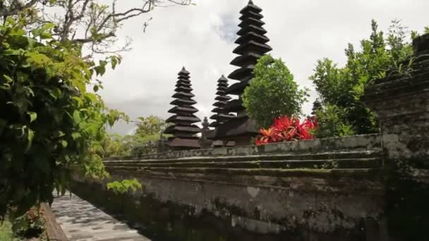 Templo Taman Ayun, templo real do Império Mengwi. Marco de Bali. Indonésia . — Vídeo de Stock