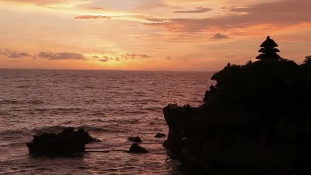 Západ slunce na chrámu Tanah Lot. Ostrov Bali Indonésie. — Stock video