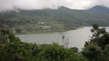 Panorama manzara tarım alanları yakınındaki Batur volkan Kintamani tarih. Kış sezon yağmurlu ve bulutlu. Bali Endonezya.