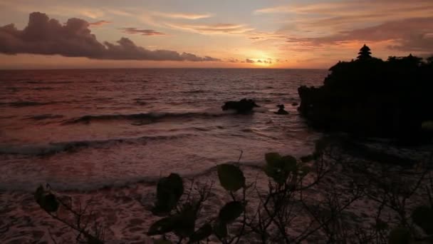 Naplemente a Tanah Lot templomtól. Bali szigetén, Indonézia. — Stock videók