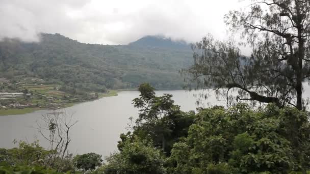 Panorama vista sobre campos agrícolas perto do vulcão Batur Kintamani. Inverno estação chuvosa e nublada. Bali Indonésia . — Vídeo de Stock