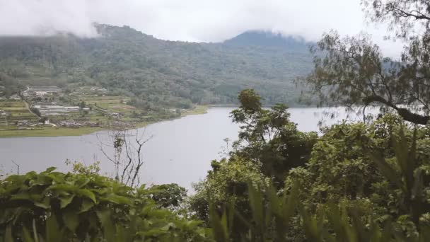 Panoramiczny widok na pola uprawne, w pobliżu Batur wulkan Kintamani. Sezon zimowy pochmurnie i deszczowo. Bali Indonezja. — Wideo stockowe