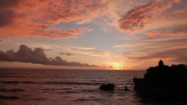 Tanah Lot Tapınağı'nda gün batımı. Bali Adası Endonezya.