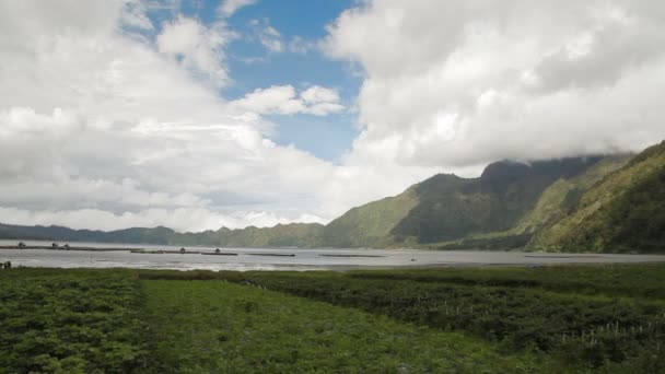 巴图尔火山附近农田的全景视图。布拉坦湖和金塔马尼村。冬季多雨、 多云及方法。印度尼西亚巴厘岛. — 图库视频影像