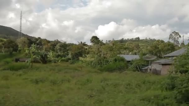 Kintamani, indonesien - 25. januar 2013. mit dem fahrrad am vulkan batur vorbei. Vulkanlandschaft mit Wald und landwirtschaftlichen Feldern in bewölkten Tag der Winter-Regenzeit. bali indonesien — Stockvideo