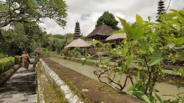 インドネシア - バリ島、2013 年 1 月 26 日タマンアユンアユン寺、Mengwi 帝国の王室寺院の観光客. — ストック動画
