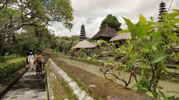 발리, 인도네시아-2013 년 1 월 26 일입니다. Taman Ayun 절, 노을 제국의 왕실 사원 관광객. — 비디오