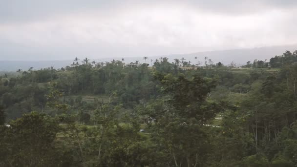 Panoramiczny widok na pola uprawne, w pobliżu Batur wulkan Kintamani. Sezon zimowy pochmurnie i deszczowo. Bali Indonezja. — Wideo stockowe