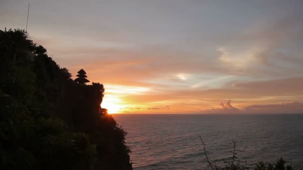 A Pura Luhur Uluwatu naplemente. Bali szigetén, Indonézia. — Stock videók