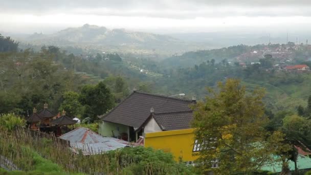 Панорама перегляд на сільськогосподарських полів Батура вулкана Kintamani. Зимовий сезон дощовими та туманними. Балі Індонезія. — стокове відео