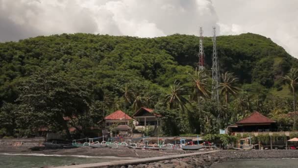 Playa con bungalows y catamaranes para turistas en la orilla. Bali, Indonesia . — Vídeo de stock