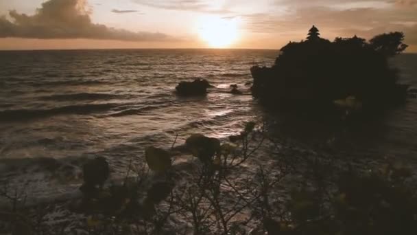 Západ slunce na chrámu Tanah Lot. Ostrov Bali Indonésie. — Stock video