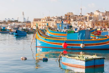 Akdeniz geleneksel renkli tekneler luzzu. Balıkçı köyü güney doğusunda Malta. Erken kış sabahı Marsaxlokk, Malta.