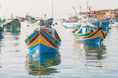 Akdeniz geleneksel renkli tekneler luzzu. Balıkçı köyü güney doğusunda Malta. Erken kış sabahı Marsaxlokk, Malta.
