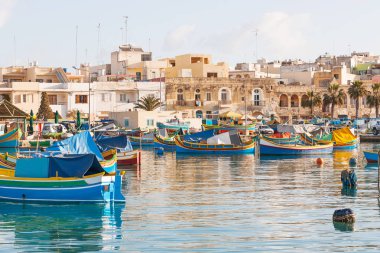 Akdeniz geleneksel renkli tekneler luzzu. Balıkçı köyü güney doğusunda Malta. Erken kış sabahı Marsaxlokk, Malta.