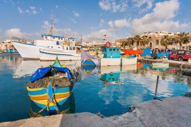 Akdeniz geleneksel renkli tekneler luzzu. Balıkçı köyü güney doğusunda Malta. Erken kış sabahı Marsaxlokk, Malta.