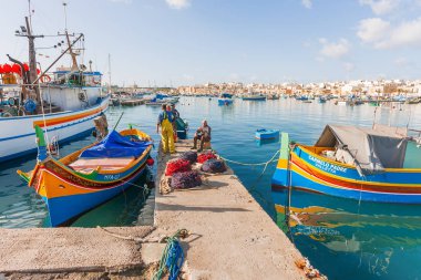 MARSAXLOKK, Malta - 21 Şubat 2010. Akdeniz geleneksel renkli tekneler luzzu. Balıkçı köyü güney doğusunda Malta. Erken kış sabahı.