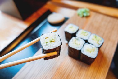 Rulo olarak avokado, turşu zencefil ve soya sosu ile nori yosun. Asya Mutfağı, geleneksel çanak - suşi.