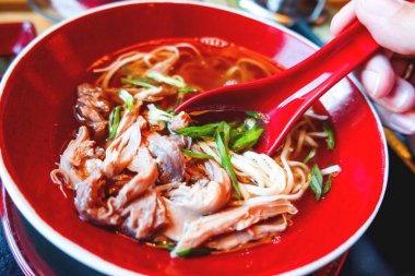 Asya Mutfağı - ördek eti, yumurta noodle ve kırmızı kapta soğan çorbası. Yakın çekim.