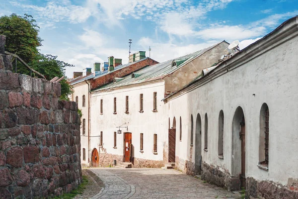 Gebouwen binnen het kasteel van Vyborg. Vyborg, Rusland. — Stockfoto