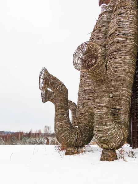 NIKOLA-LENIVETS, RUSIA - 15 de enero de 2017. Artobject "BEAUBOURG" de Nikolay Polissky. Objeto de madera en bosque de invierno . — Foto de Stock