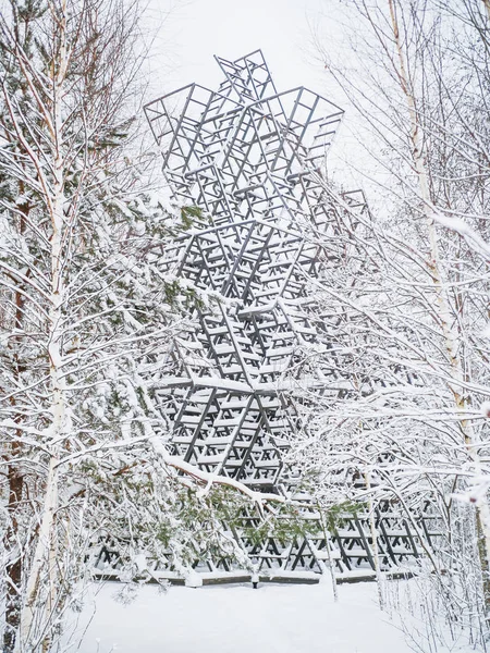NIKOLA-LENIVETS, RUSIA - 15 de enero de 2017. Artobject "STORMING HEAVEN" por Manipulazione Internazionale. Objeto de madera en bosque de invierno . — Foto de Stock