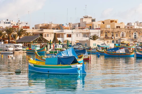 Mediterraneo barche colorate tradizionali luzzu. Villaggio di pescatori nel sud-est di Malta. Mattinata di inizio inverno a Marsaxlokk, Malta . — Foto Stock