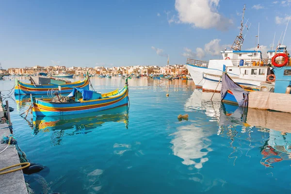 Mittelmeer traditionelle bunte Boote luzzu. Fischerdorf im Südosten Maltas. früher Wintermorgen in marsaxlokk, malta. — Stockfoto