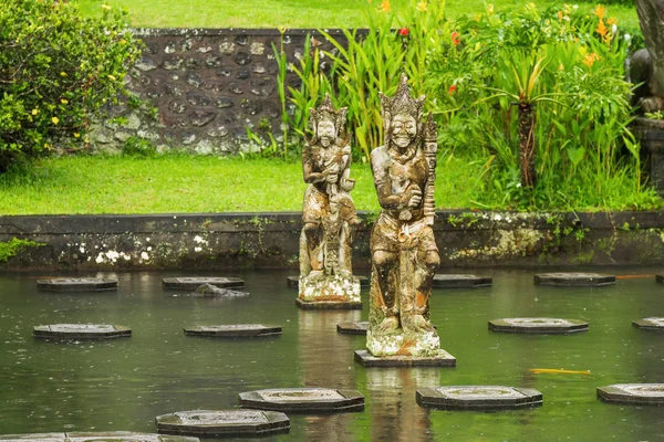 Palacio del Agua de Tirta Gangga. Monumento histórico en Bali, Karangasem, Indonesia. Temporada de lluvias invernales . — Foto de Stock