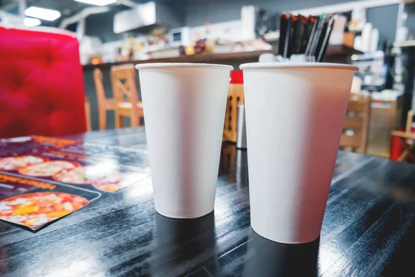 Twee duidelijke Witboek bril met koffie op café tafel. Industriële café interieur. Mock up, plaats voor tekst. — Stockfoto