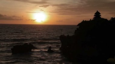 Tanah Lot Tapınağı'nda gün batımı. Bali Adası Endonezya.