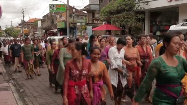 Bali, Indonezja - 30 stycznia 2013. Penampahan dnia, część Galungan wakacje. Procesja z instrumentami muzycznymi. Tłum eleganckich kobiet i mężczyzn w garniturach krajowych idzie do muzyka. — Wideo stockowe