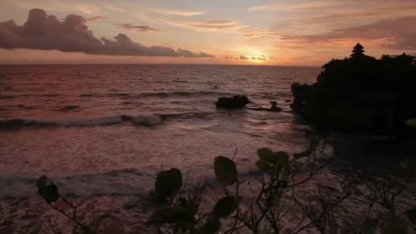 타나 많은 사원에서 일몰입니다. 발리 섬 인도네시아. — 비디오