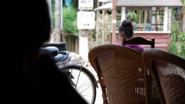 Siem Reap, Kamboçya - 8 Mart 2013. İstemciler için bekleyen kafede garson. Siem Reap, Kamboçya'da sokak hayatı.
