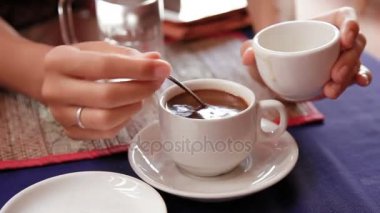 Hindistan cevizi yoğunlaştırılmış süt ekleyerek güçlü siyah kahve kadın. Asya Mutfağı, geleneksel Asya yöntemi kahve bira. Kamboçya.