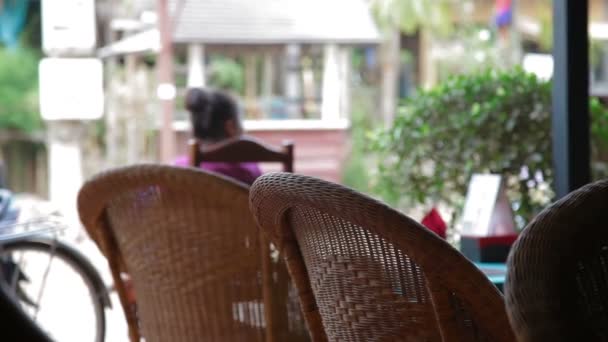 SIEM REAP, CAMBODIA - March 8, 2013. Waitress in cafe waiting for clients. Street life in Siem Reap, Cambodia. — Stock Video