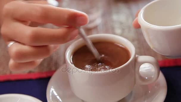 Kvinnan lägger kondenserad kokosmjölk i starkt svart kaffe. Asiatisk mat, traditionell asiatisk metod för att brygga kaffe. Kambodja. — Stockvideo