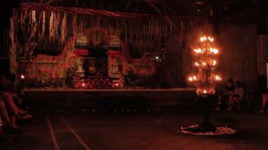 Ubud, Endonezya - 24 Ocak 2013. Kecak Ketjak ya da Ketjack izlerken turistler dans. Bali, Endonezya.
