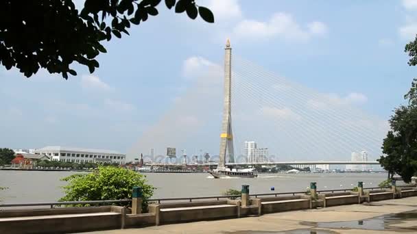 Bhumibol-Brücke, auch bekannt als industrielle Ringstraßenbrücke über den chao phraya-Fluss. Schrägseilbrücke in Bangkok, Thailand. — Stockvideo