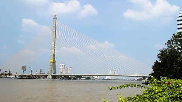 Bhumibol most také známý jako průmyslové silniční most přes řeku Chao Phraya. Zavěšený most v Bangkoku, Thajsko. — Stock video