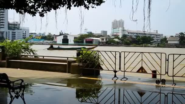 Αναχώματος ποταμού Chao Phraya. Βάρκα τινάζει στον κύματα. Μπανγκόκ, Ταϊλάνδη. — Αρχείο Βίντεο