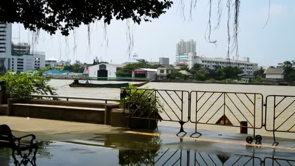 Argine del fiume Chao Phraya. La barca trema sulle onde. Bangkok, Thailandia . — Video Stock