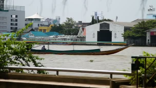 Argine del fiume Chao Phraya. La barca trema sulle onde. Bangkok, Thailandia . — Video Stock