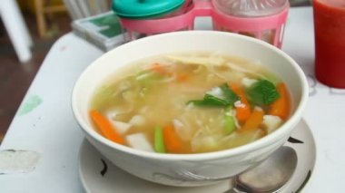 Sebze, yeşillik ve köfte ile Asya şehriye çorbası. Bangkok, Tayland için sokak Cafe.