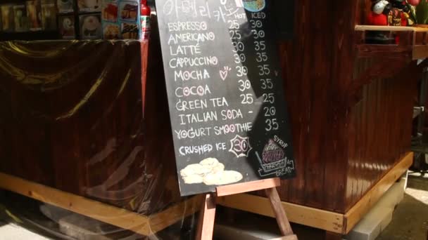 БАНГКОК, ТАИЛАНД - 20 октября. Меню уличного кафе. Доска со списком горячих и ледяных напитков и цен. Английское меню для туристов . — стоковое видео
